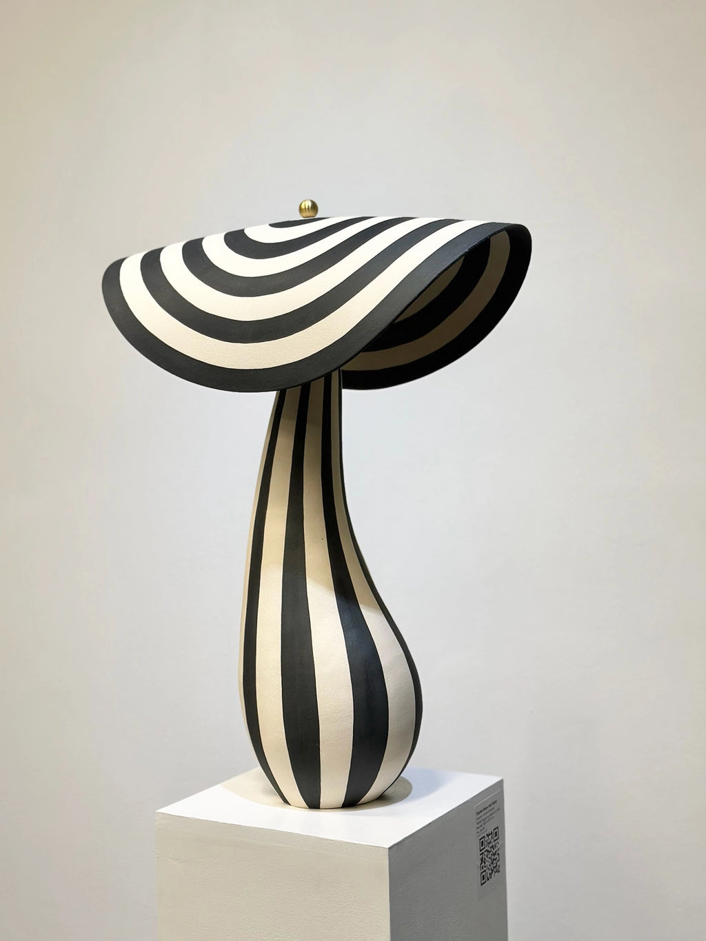 Lampen er laget av keramikker Johanne Birkeland, kjent som Jossolini.