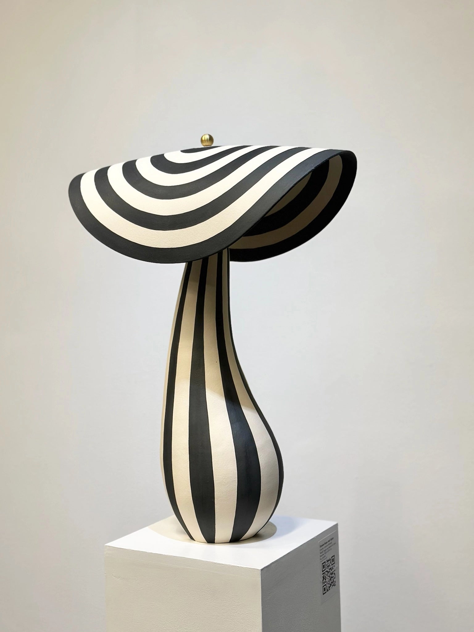 Lampen er laget av keramikker Johanne Birkeland, kjent som Jossolini.