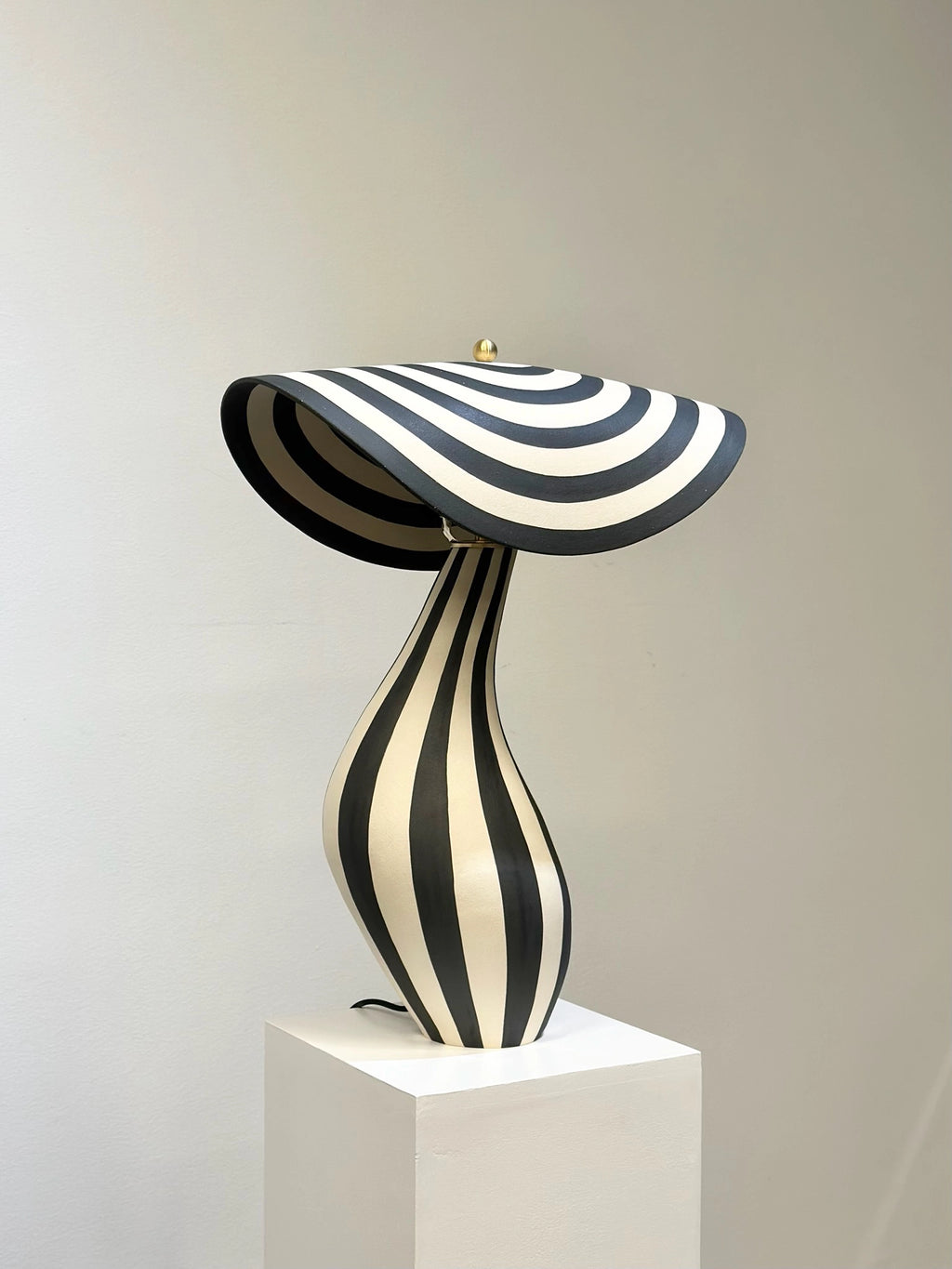 "Stripete lampe med skjerm 3" er laget av keramikker Johanne Birkeland, kjent som Jossolini.