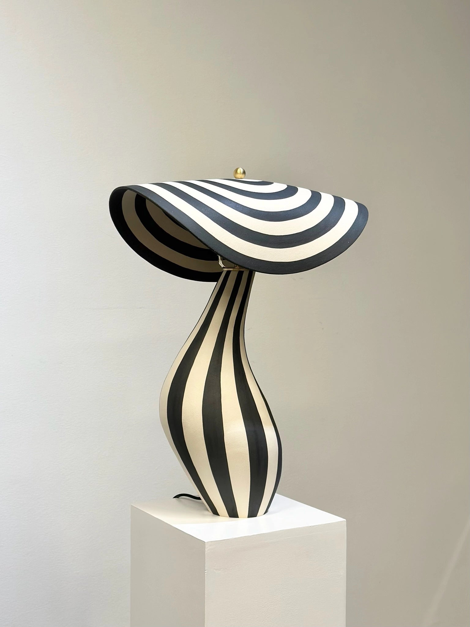 "Stripete lampe med skjerm 3" er laget av keramikker Johanne Birkeland, kjent som Jossolini.