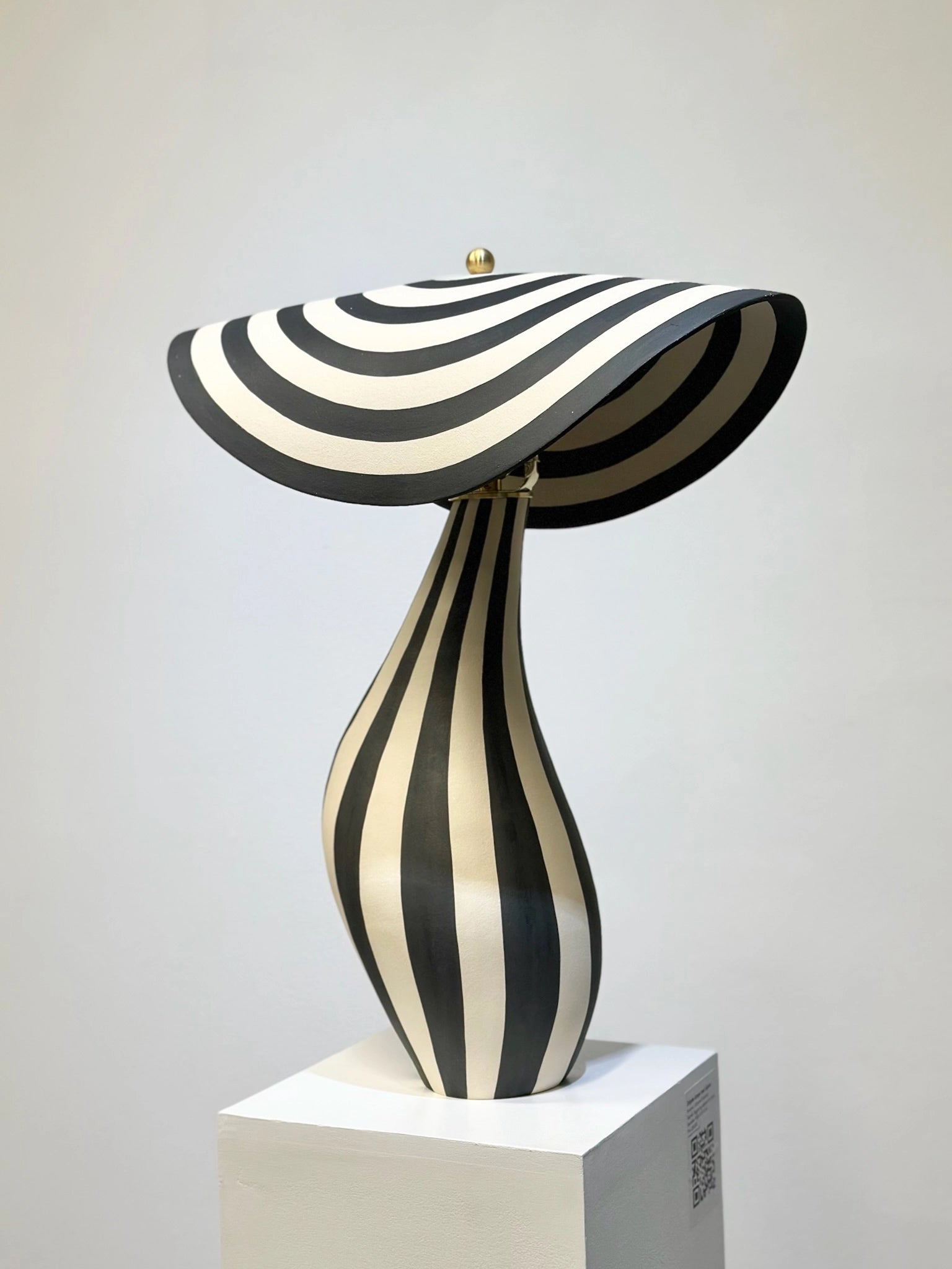 "Stripete lampe med skjerm 3" av keramiker og kunstner Johanne Birkeland. Bygget og dekorert for hånd. Det prikkete fatet finnes det kun 1 stk av.