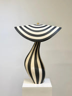 "Stripete lampe med skjerm 3" er laget for hånd med hvit steingodsleire og sort glasur