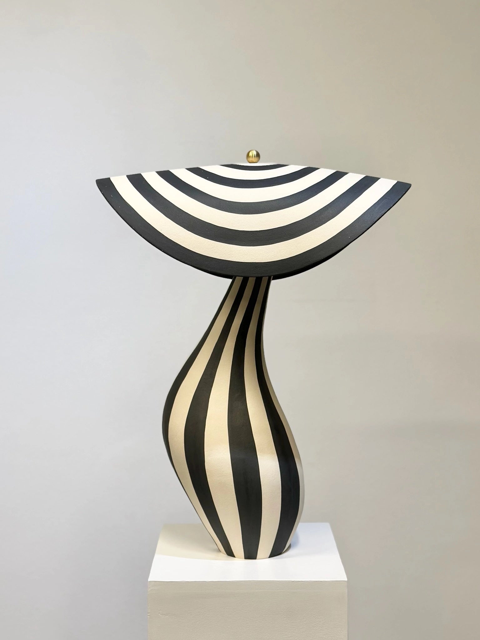 "Stripete lampe med skjerm 3" er laget for hånd med hvit steingodsleire og sort glasur