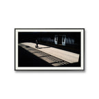 Suit in Transit er et fotografi av Daniel Bryn Larsen