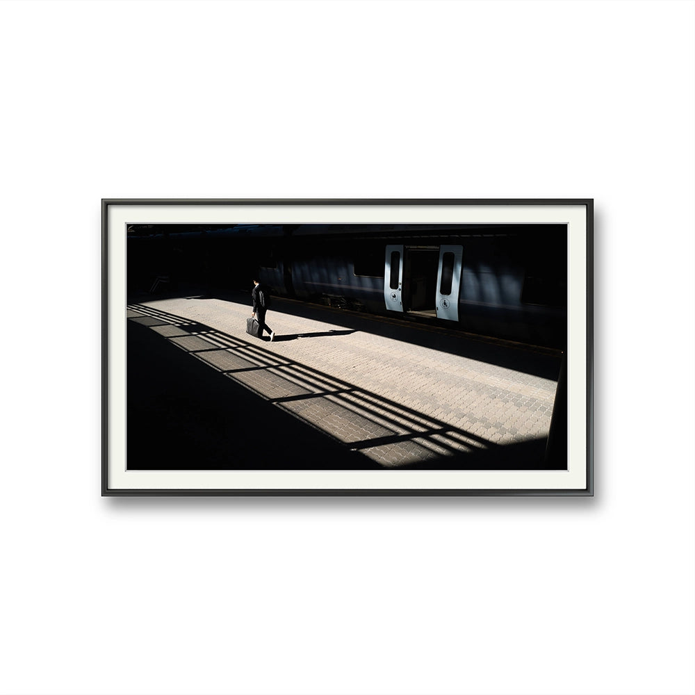 Suit in Transit er et fotografi av Daniel Bryn Larsen