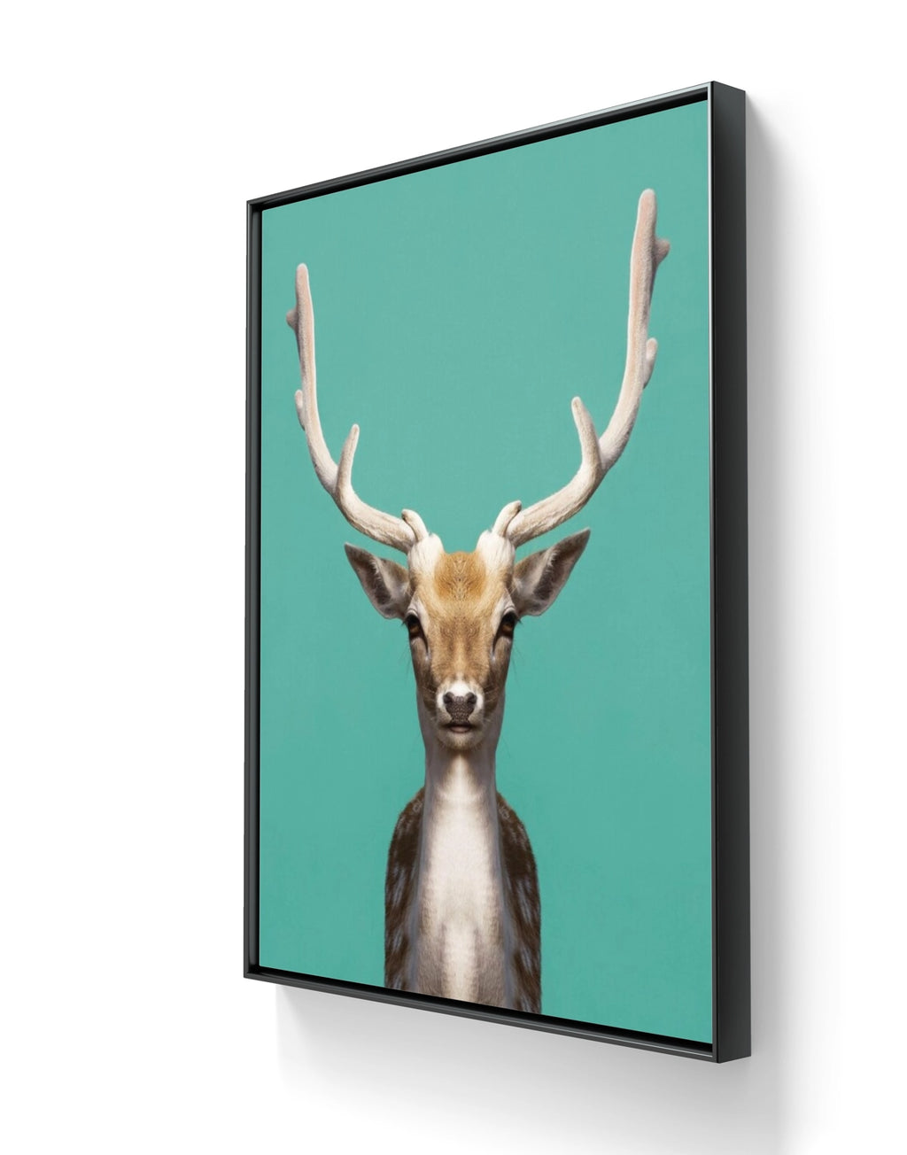Fine art fotokunsttrykket "Symmetric Deer" leveres ferdig innrammet med en sort ramme i aluminium. 