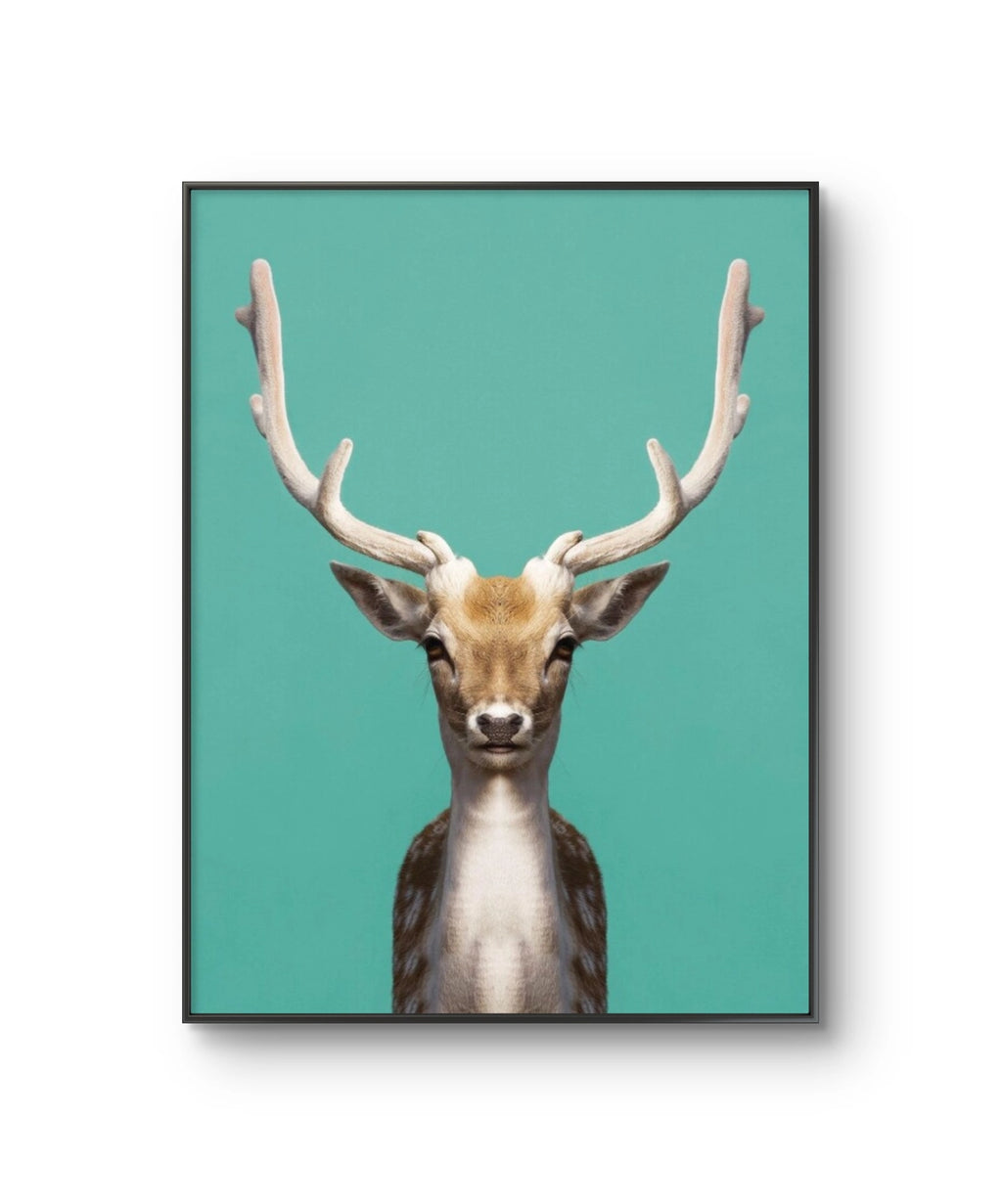 Fine art fotokunsttrykket "Symmetric Deer" av den norske fotografen Dag Knudsen, signert og nummerert i et begrenset opplag.