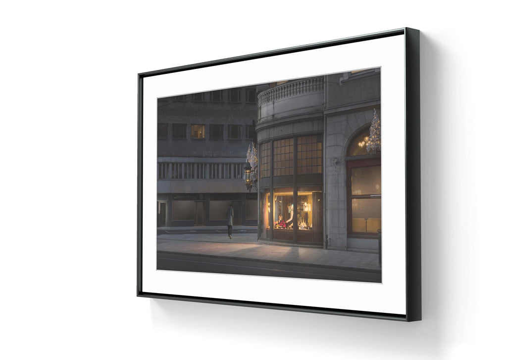 Fine art fotokunsttrykket "On Two Wheels" leveres ferdig innrammet med sort ramme, hvit passepartout og kunstglass.