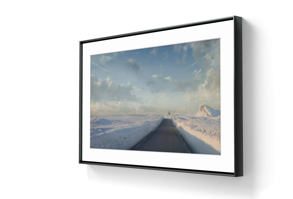 Fine art fotokunsttrykket "The Last Ride" leveres ferdig innrammet.