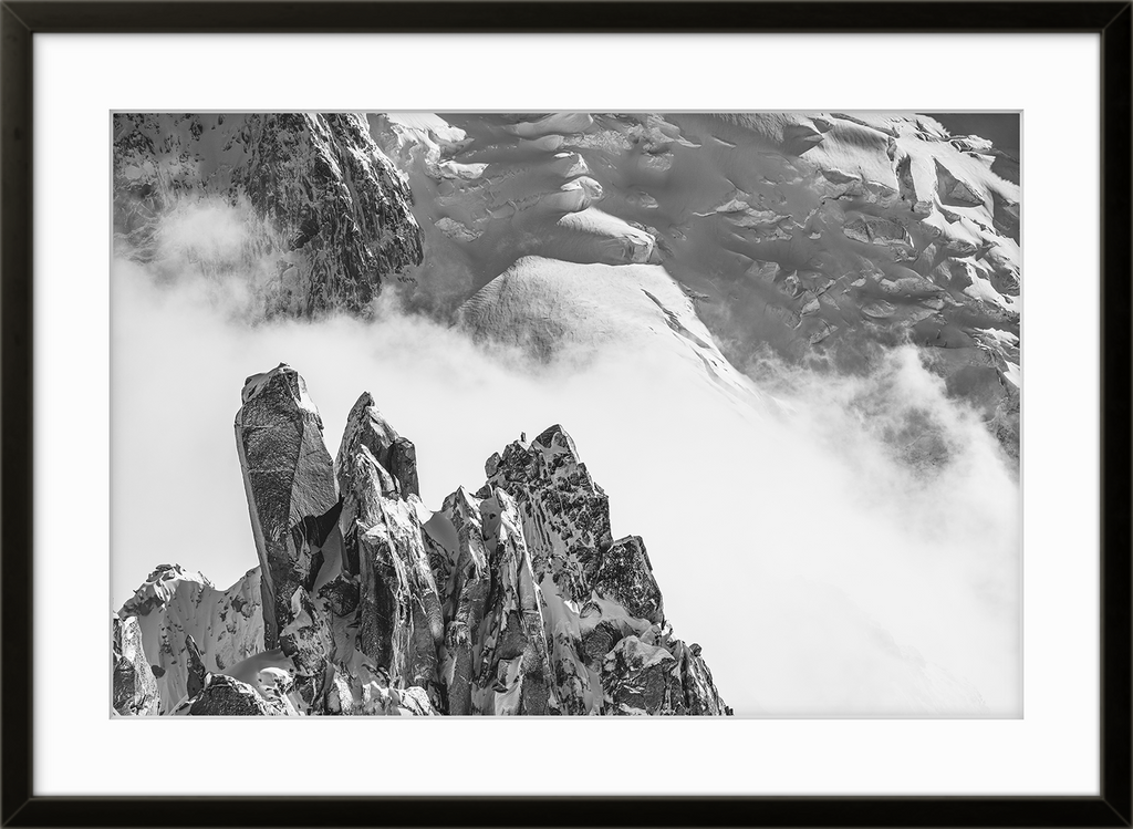 Fine art fotokunsttrykket "The Rigde" leveres ferdig innrammet med sort ramme og kunstglass, uten passepartout.