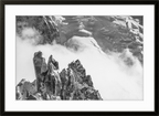 Fine art fotokunsttrykket "The Rigde" leveres ferdig innrammet med sort ramme og kunstglass, uten passepartout.