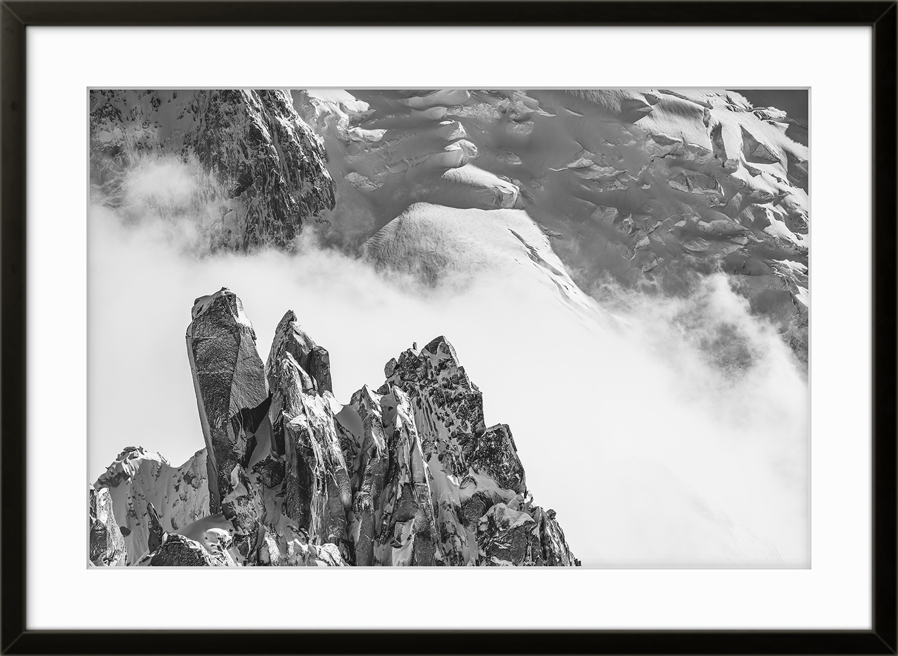 Fine art fotokunsttrykket "The Rigde" leveres ferdig innrammet med sort ramme og kunstglass, uten passepartout.