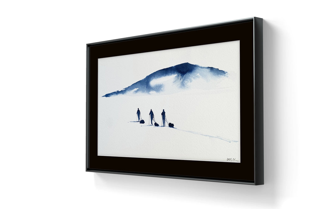 Kunstverket "Underveis 15" leveres ferdig innrammet. Innrammingen er flytende, og har en sort list, sort bakpapp og kunstglass.