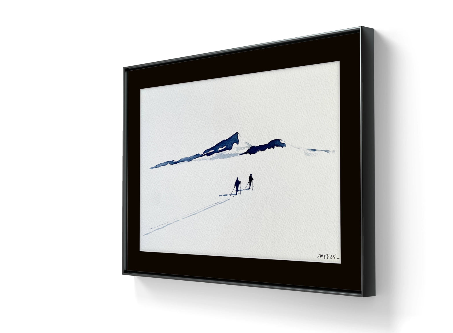 Kunstverket "Underveis 16" leveres ferdig innrammet. Innrammingen er flytende, og har en sort list, sort bakpapp og kunstglass.