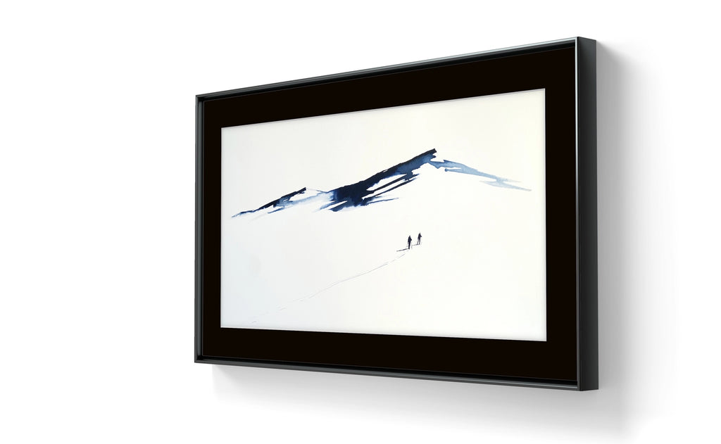 Kunstverket "Underveis 24" leveres ferdig innrammet. Innrammingen er flytende, og har en sort list, sort bakpapp og kunstglass.