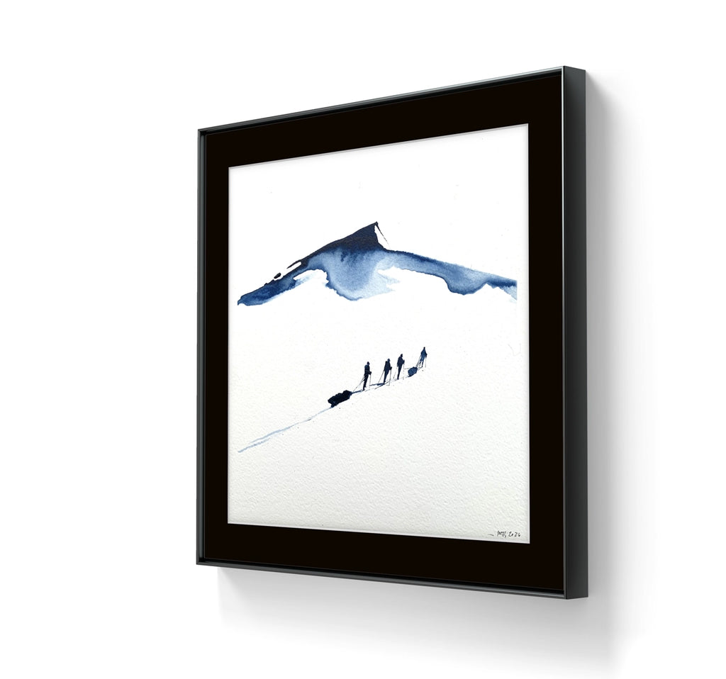 Kunstverket "Underveis 32" leveres ferdig innrammet. Innrammingen er flytende, og har en sort list, sort bakpapp og kunstglass.