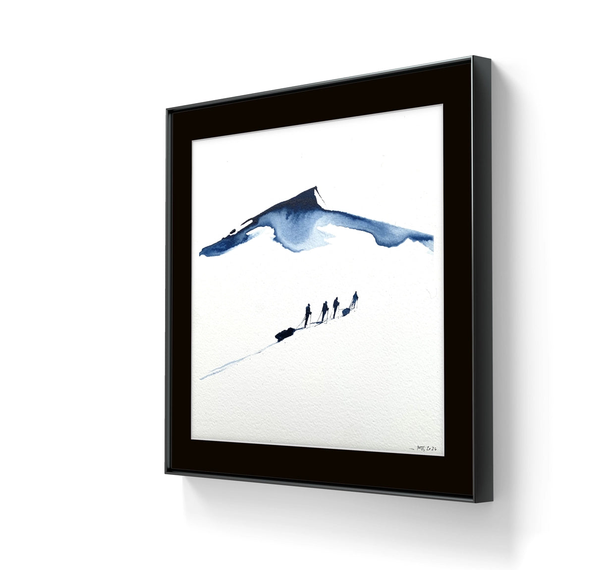 Kunstverket "Underveis 32" leveres ferdig innrammet. Innrammingen er flytende, og har en sort list, sort bakpapp og kunstglass.