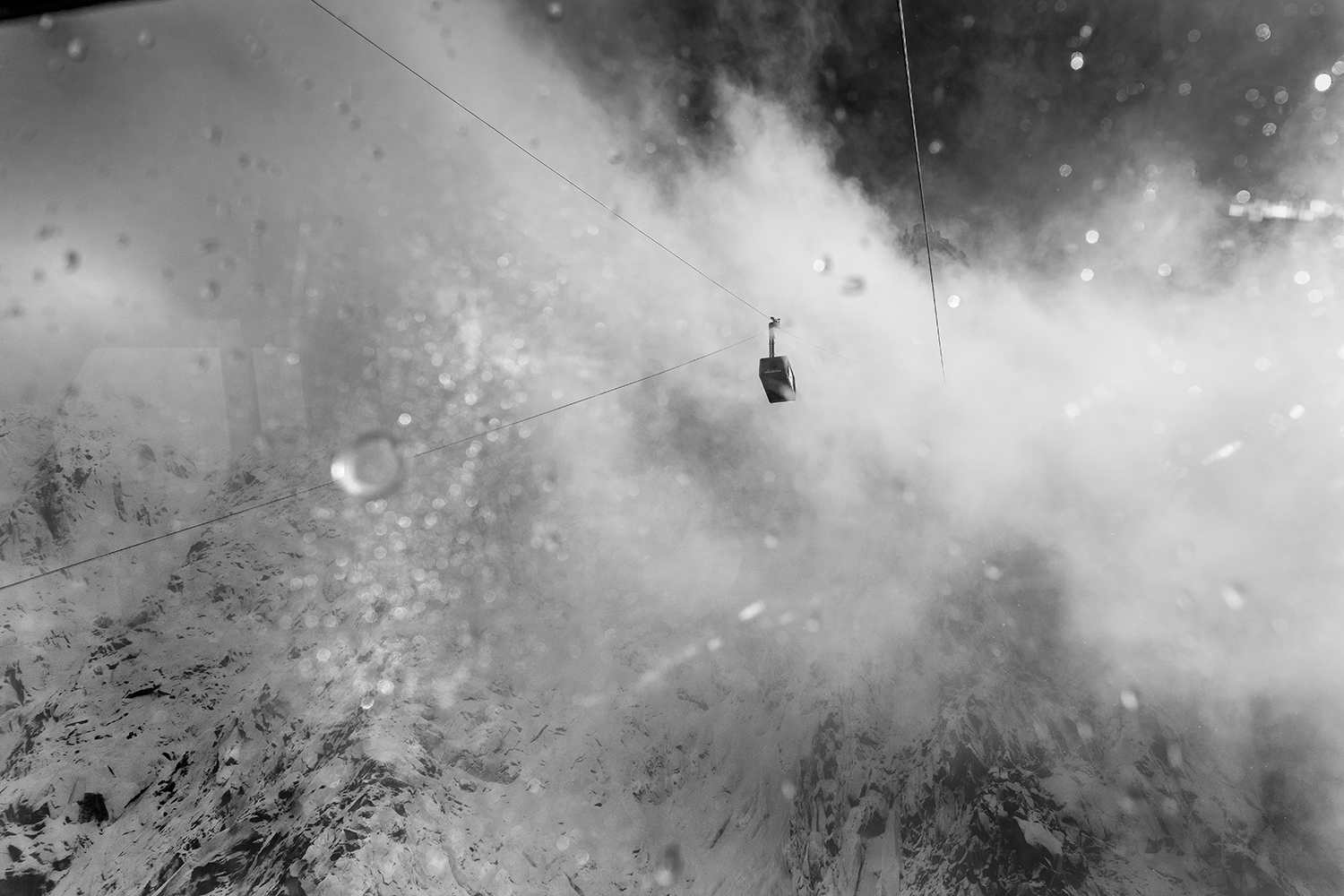 Fotokunsttrykket "Up there" kommer i tre ulike størrelser på kunstpapir. 