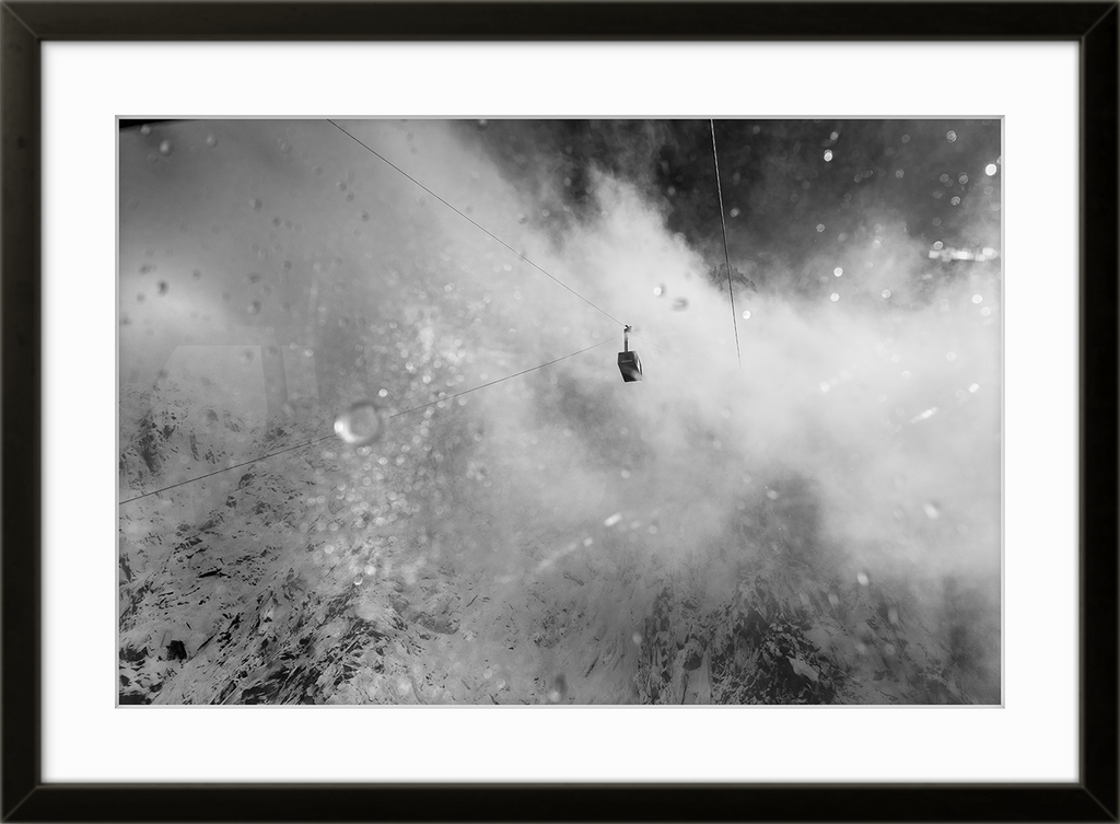 Fotokunsttrykket "Up there" leveres ferdig innrammet med sort list og kunstglass, uten passepartout. 