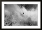 Fotokunsttrykket "Up there" leveres ferdig innrammet med sort list og kunstglass, uten passepartout. 