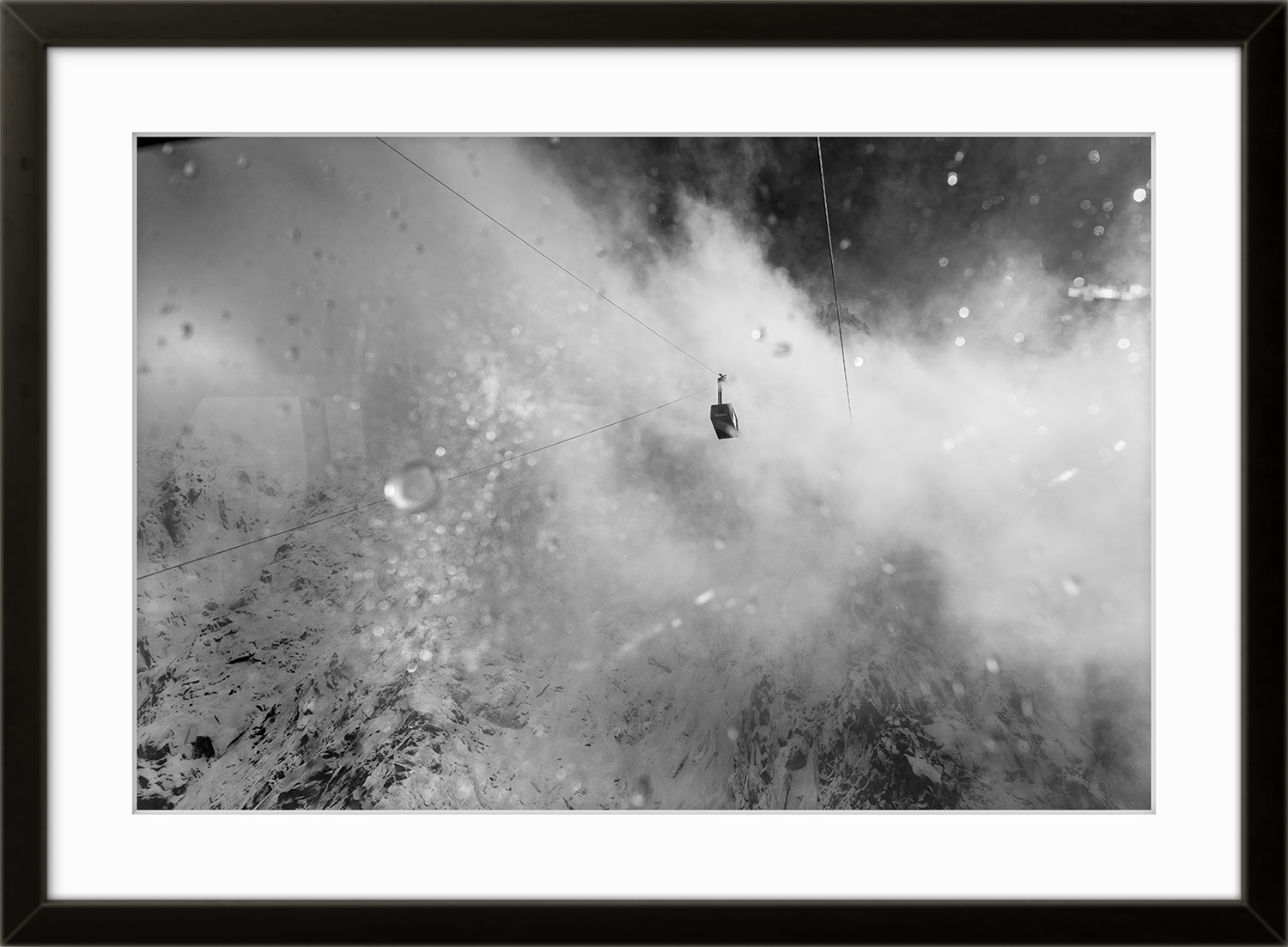 Fotokunsttrykket "Up there" leveres ferdig innrammet med sort list og kunstglass, uten passepartout. 