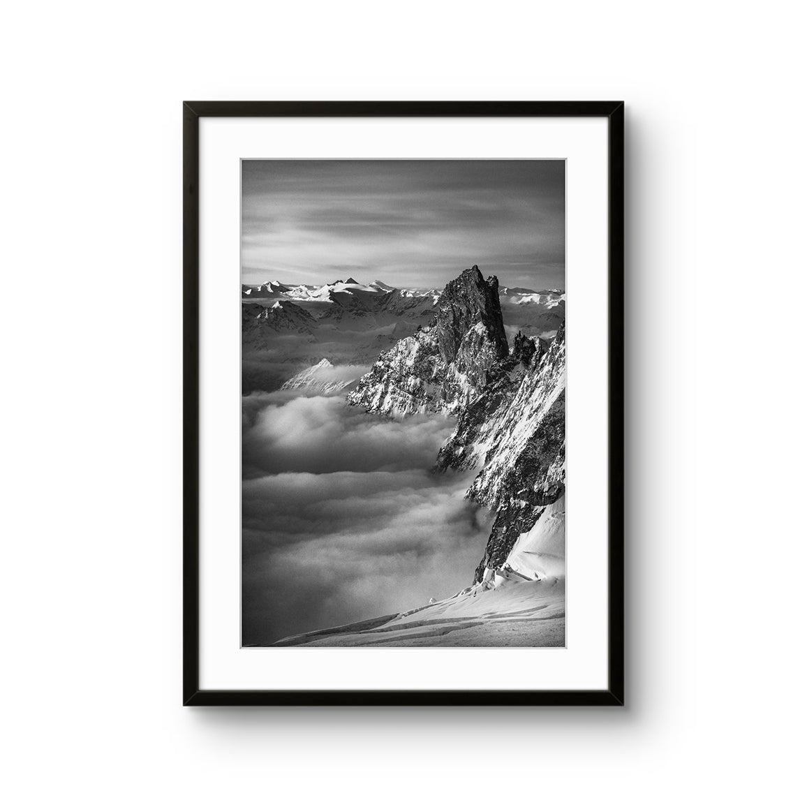 Fine art fotokunsttrykket "Dark Tower" av den norske fotografen og eventyreren Tormod Granheim, signert og nummerert i et begrenset opplag.