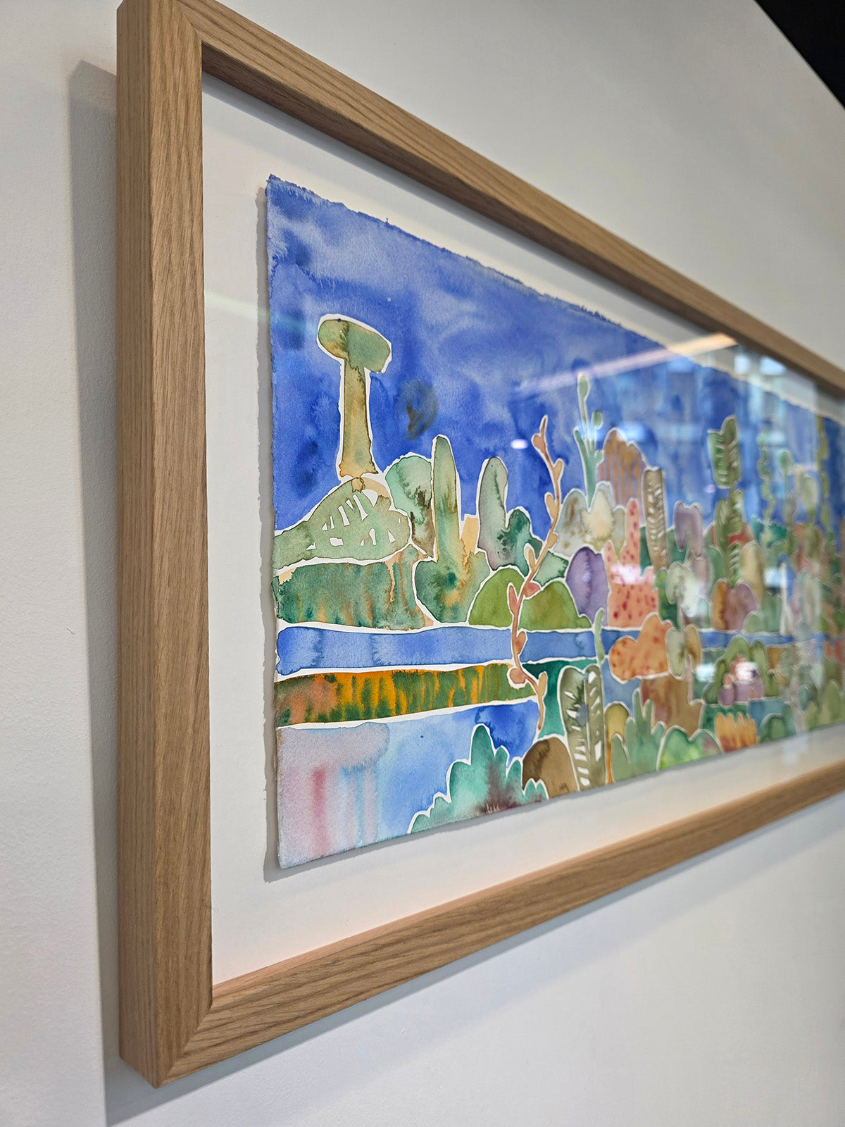 Maleriet "Elveleie" leveres ferdig innrammet med kunstglass og eikeramme.
