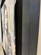 En tykk sort ramme i eik. 