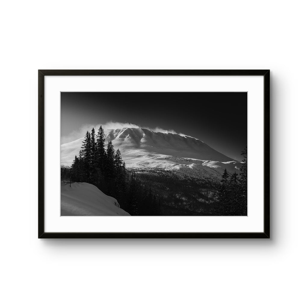 Fine art fotokunsttrykket "Just another storm" av den norske fotografen og eventyreren Tormod Granheim, signert og nummerert i et begrenset opplag.