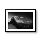 Fine art fotokunsttrykket "Just another storm" av den norske fotografen og eventyreren Tormod Granheim, signert og nummerert i et begrenset opplag.
