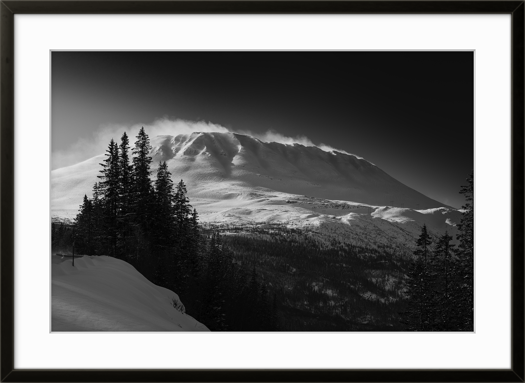 Fine art fotokunsttrykket "Just another storm" kan fås rammet inn på flere ulike måter. 