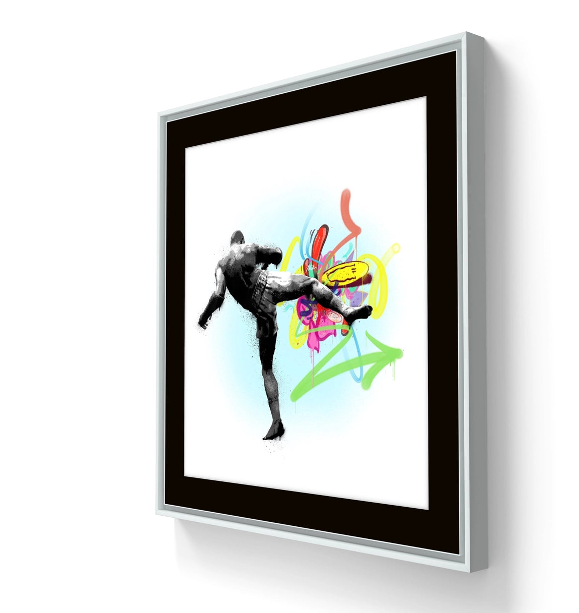 Kunsttrykket "Kick" er rammet inn flytende med en hvit ramme og sort bakpap, og artglass