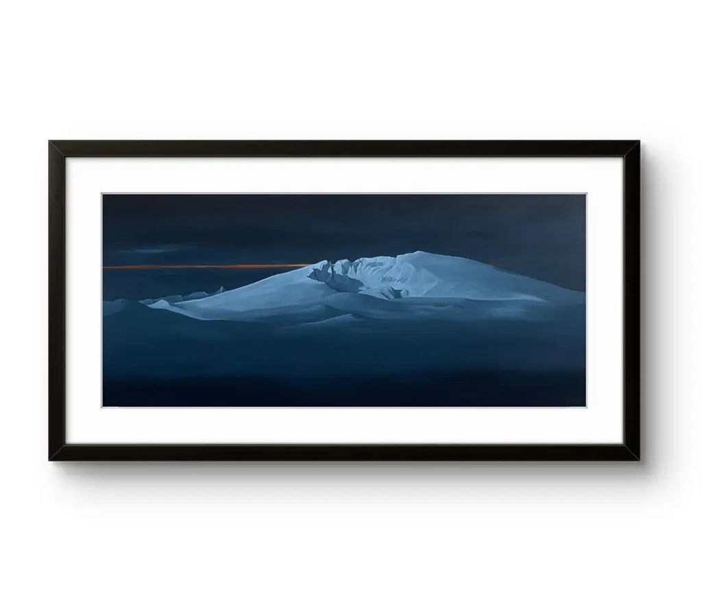 Fine art giclée kunsttrykket "Snøhetta" av den norske kunstneren Torkild Iversen, signert og nummeret i et begrenset opplag.