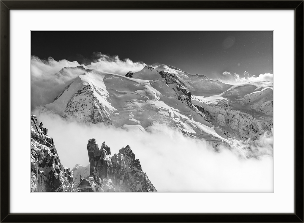 Fine art fotokunsttrykket "The Beginning" levers ferdig innrammet med sort ramme og kunstglass, uten passepartout. 