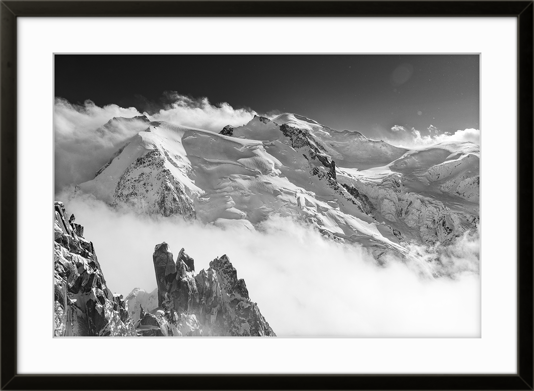 Fine art fotokunsttrykket "The Beginning" levers ferdig innrammet med sort ramme og kunstglass, uten passepartout. 