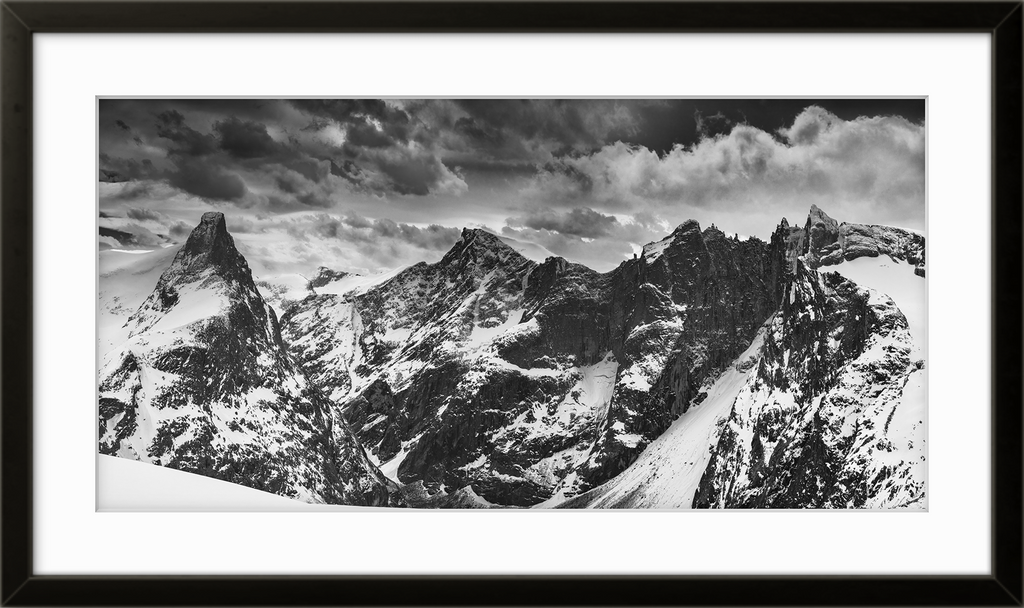 Fine art fotokunsttrykket "Timeline" levers ferdig innrammet.