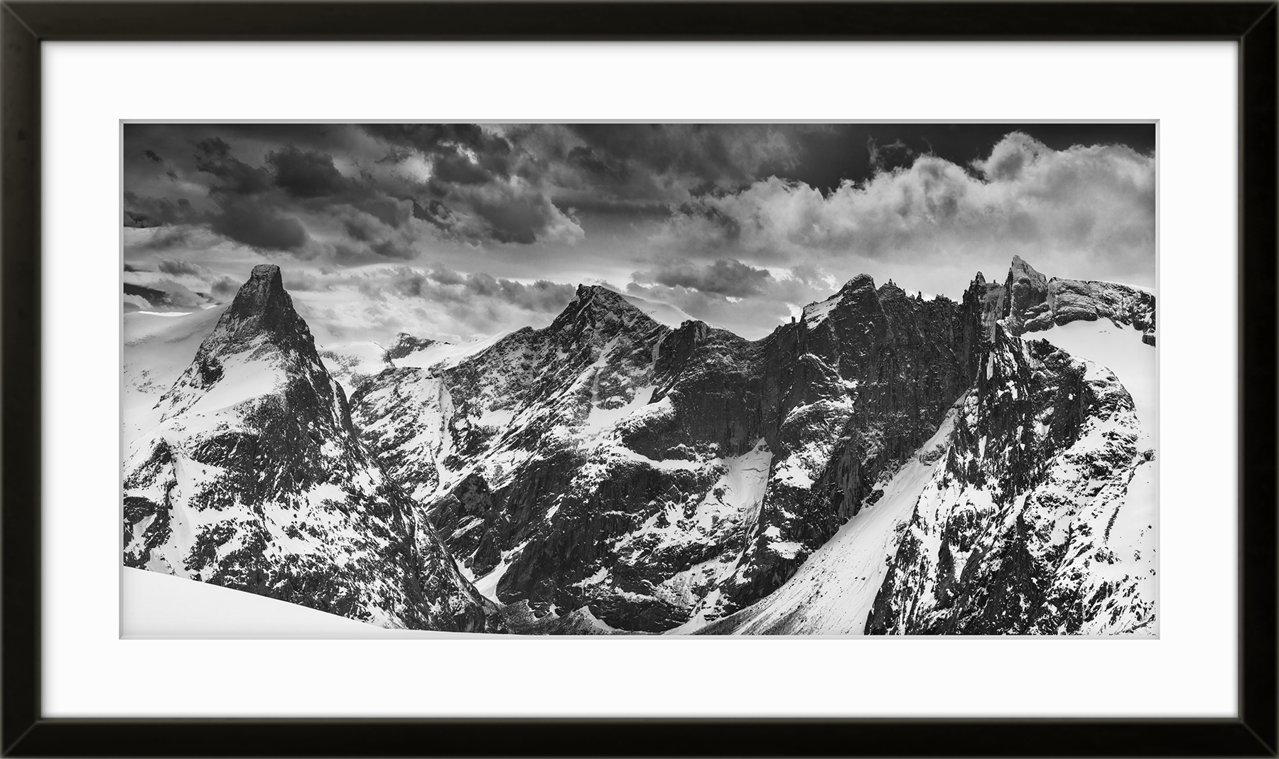 Fine art fotokunsttrykket "Timeline" levers ferdig innrammet.