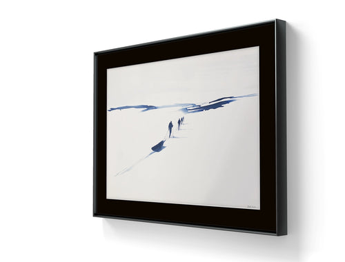 Kunstverket "Underveis 1" leveres ferdig innrammet. Innrammingen er flytende, og har en sort list, sort bakpapp og kunstglass.