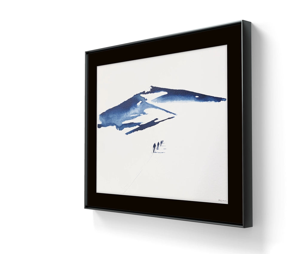 Kunstverket "Underveis 4" leveres ferdig innrammet. Innrammingen er flytende, og har en sort list, sort bakpapp og kunstglass.