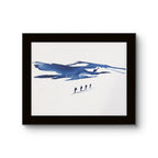 Kunstverket "Underveis 6" leveres ferdig innrammet. Innrammingen er flytende, og har en sort list, sort bakpapp og kunstglass. 