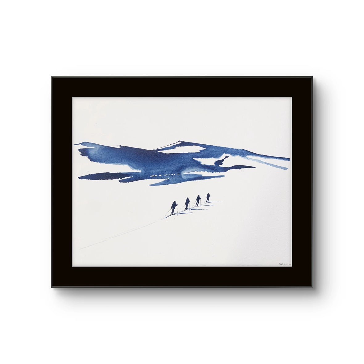 Kunstverket "Underveis 6" leveres ferdig innrammet. Innrammingen er flytende, og har en sort list, sort bakpapp og kunstglass. 