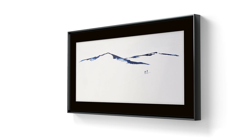 Kunstverket "Underveis 9" leveres ferdig innrammet. Innrammingen er flytende, og har en sort list, sort bakpapp og kunstglass