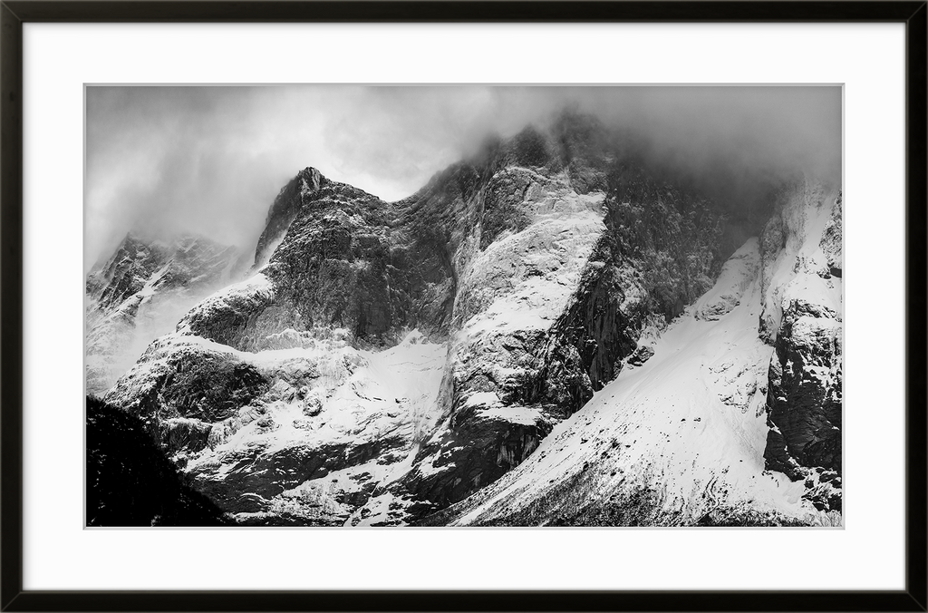 Fine art fotokunsttrykket "Windchill" leveres ferdig innrammet. 