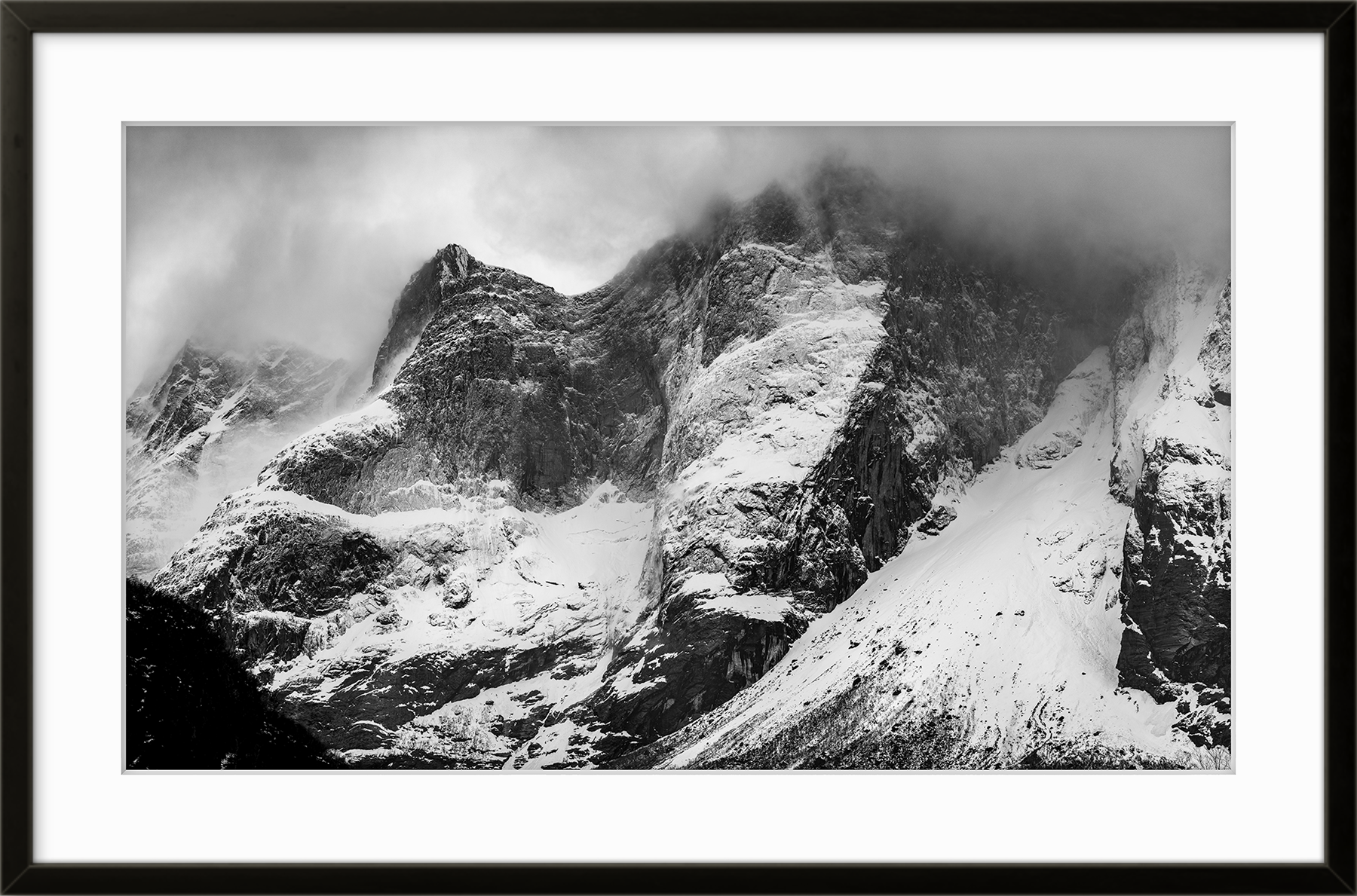 Fine art fotokunsttrykket "Windchill" leveres ferdig innrammet. 